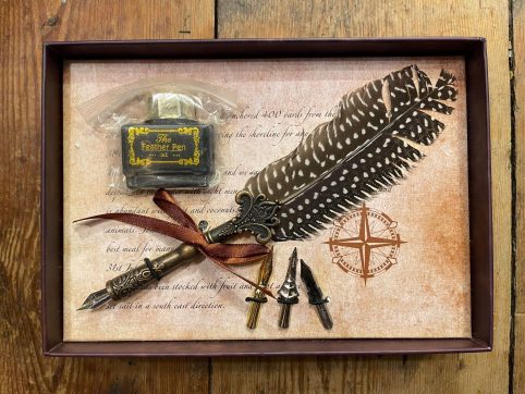 Handcrafted feather quill pen set black and white Handcrafted feather quill pen set black and white